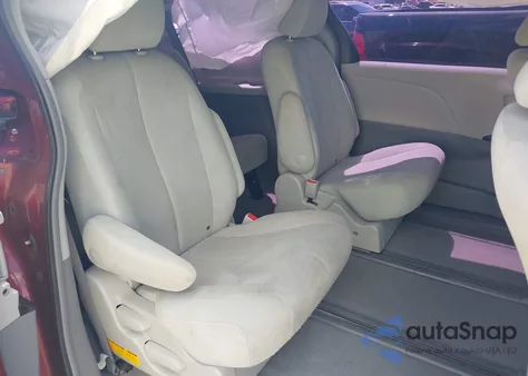 2011 Toyota Sienna Base V6 z USA, uszkodzony, nr VIN 5TDZK3DC0BS031952